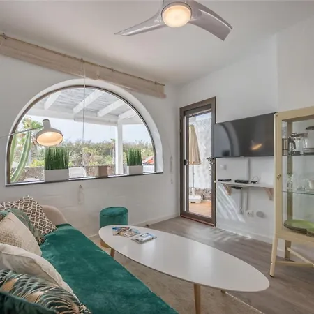 In Front Of The Pool, Large Terrace, Elegant & Confortable, Wi-fi Apartment *