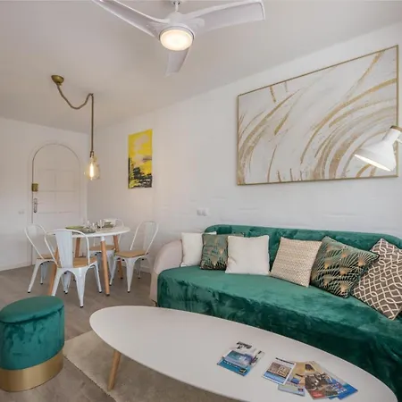 Apartment In Front Of The Pool, Large Terrace, Elegant & Confortable, Wi-fi *