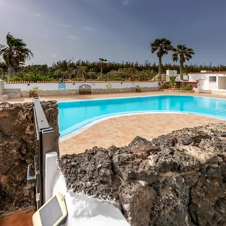 In Front Of The Pool, Large Terrace, Elegant & Confortable, Wi-fi Apartment